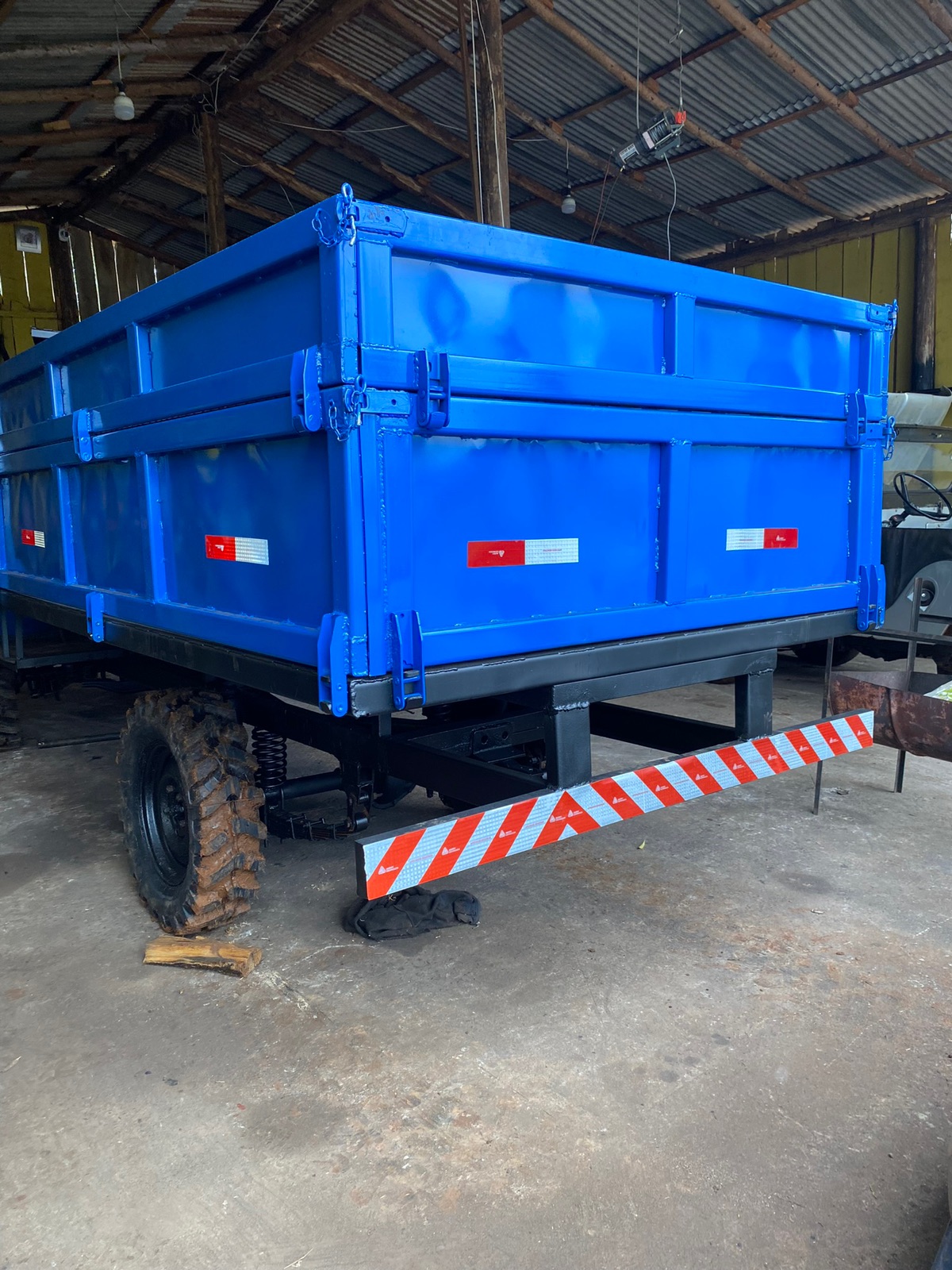 Carreta traçada e reduzida carroceria toda em ferro motor 1 pistão